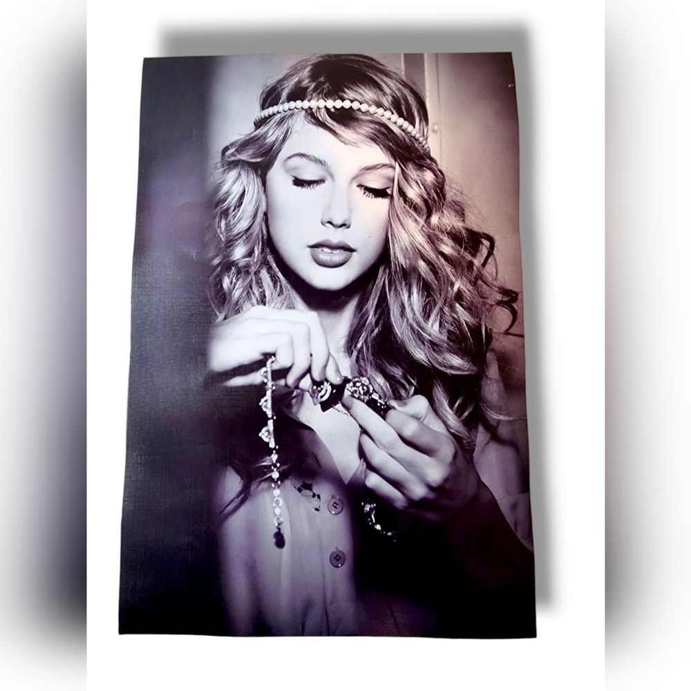 Tylor Swift Vogue Modeling Pose #6 Poster 11x16
